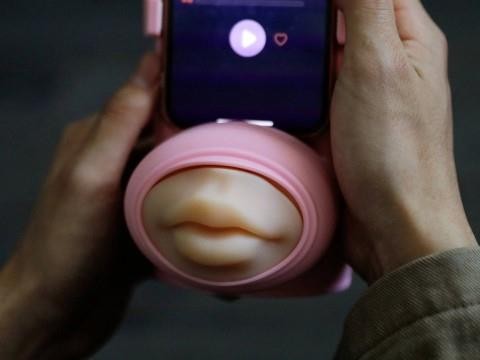 Una empresa china crea un dispositivo para besar a distancia