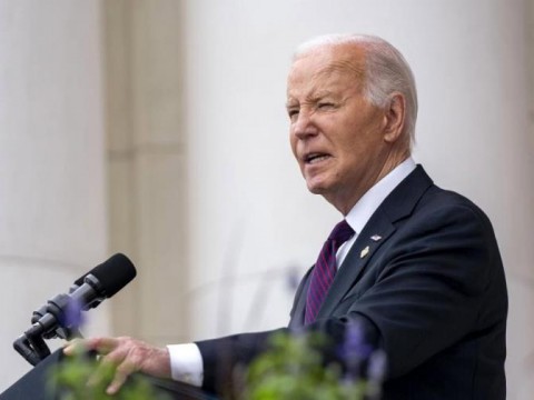 "Me niego a creer que la grandeza de Estados Unidos pertenece al pasado", dice Biden en Francia