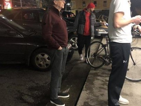 Bill Gates fotografiado haciendo cola para una hamburguesa en Dick&rsquo;s Drive-In en Seattle