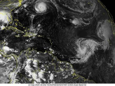 Sally ya es tormenta y Vicky se convierte en Hurac&aacute;n 