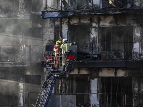 Los bomberos buscan a los desaparecidos en el incendio de Valencia