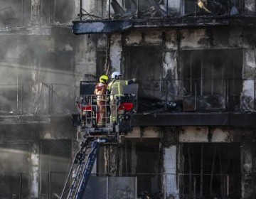 Los bomberos buscan a los desaparecidos en el incendio de Valencia