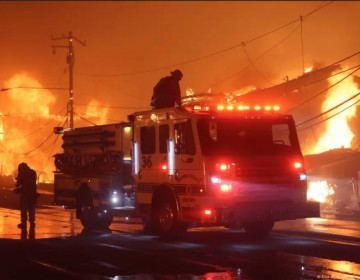 Los bomberos no dan abasto con los m&uacute;ltiples incendios que asolan Los &Aacute;ngeles