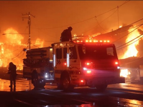 Los bomberos no dan abasto con los m&uacute;ltiples incendios que asolan Los &Aacute;ngeles