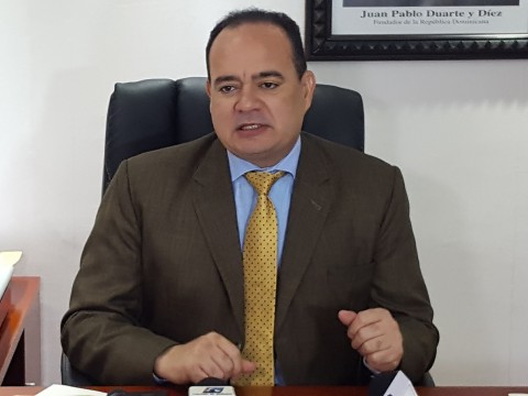 Sur&uacute;n Hern&aacute;ndez presenta renuncia "irrevocable" al PLD 