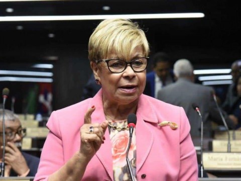 Tras 38 a&ntilde;os de labor, Lila Alburquerque dice adi&oacute;s a la C&aacute;mara de Diputados