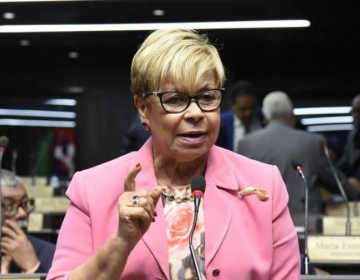 Tras 38 a&ntilde;os de labor, Lila Alburquerque dice adi&oacute;s a la C&aacute;mara de Diputados