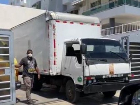 Cami&oacute;n con el logo de la JCE entre al comando de Gonzalo es es veh&iacute;culo subcontratado