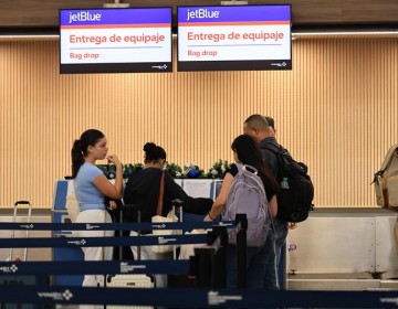 La odisea de pasajeros en el AILA para lograr vuelos tras cancelaciones por captura de Maduro