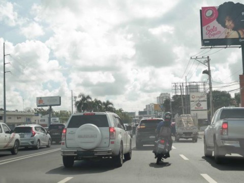 Mi&eacute;rcoles ca&oacute;tico en el tr&aacute;nsito en el Gran Santo Domingo