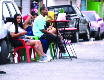 Capitale&ntilde;os recibieron el 2025 con m&uacute;sica y bebidas