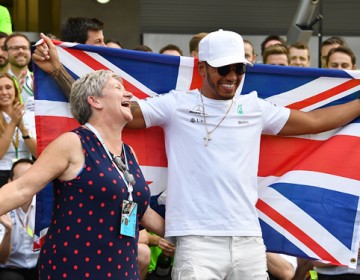 Lewis Hamilton se cambiar&aacute; el nombre en honor a su madre; dice es injusto mujeres pierdan apellidos cuando se casan