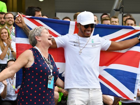 Lewis Hamilton se cambiar&aacute; el nombre en honor a su madre; dice es injusto mujeres pierdan apellidos cuando se casan