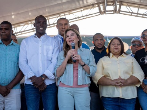 Carolina Mej&iacute;a encabeza entrega de Pl&aacute;sticos por Juguetes en La Romana, San Pedro e Hig&uuml;ey