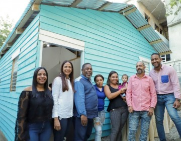 Gabinete Social entrega a familia casa reconstruida y amueblada en Los R&iacute;os