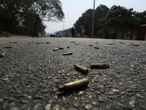 Polic&iacute;as ultiman a sicario acusado de seis homicidios y de herir a 14 personas
