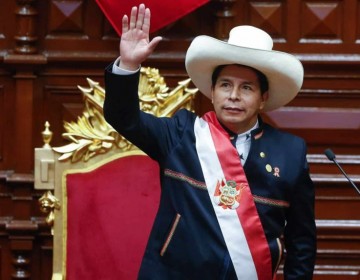 El presidente de Per&uacute; cambia a sus ministros de Defensa y Transportes