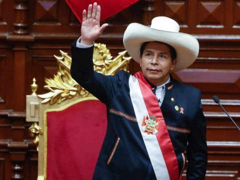 El presidente de Per&uacute; cambia a sus ministros de Defensa y Transportes