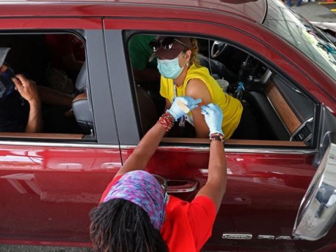 Flores, cervezas o 100 dólares, EEUU incentiva la vacuna contra el covid-19