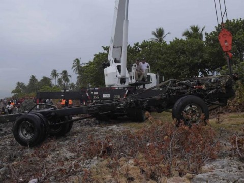 Chasis de veh&iacute;culo sacado del mar Caribe corresponde a cami&oacute;n que conduc&iacute;a hombre desaparecido