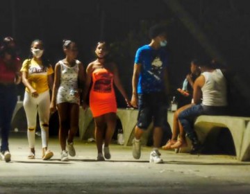 Ciudadanos se despiden de la normalidad para entrar nuevamente en toque de queda 