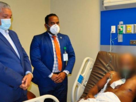 Pasajero de la OMSA apu&ntilde;ala chofer y huye en un motor