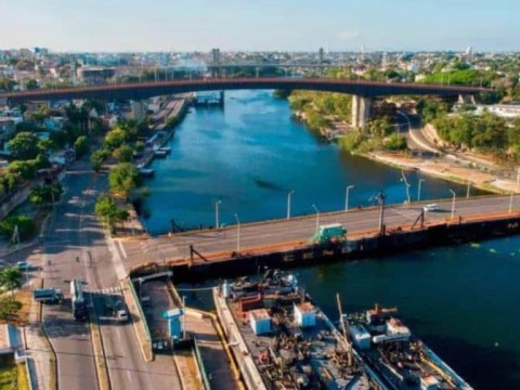 Cierre del puente flotante provoca caos vial en Santo Domingo Este