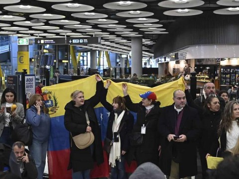 Llegan a Madrid los cinco presos espa&ntilde;oles liberados en Venezuela