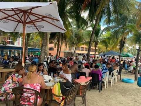 Ciudadanos acuden a playa Boca Chica para celebrar 2023 y se alarman con los precios