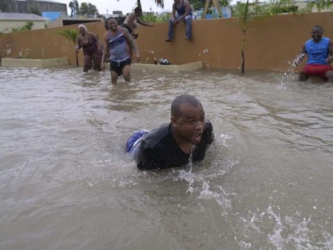 Consecuencias de salud que pueden tener los que se ba&ntilde;aron y "gozaron" las inundaciones de la tormenta