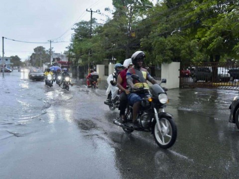 El Distrito Nacional y 14 provincias en alerta por lluvias; reportan inundaciones urbanas
