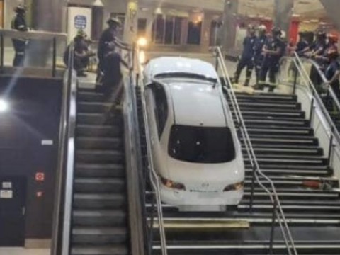 Roba un coche y lo empotra en las escaleras de estaci&oacute;n de viajeros de Madrid