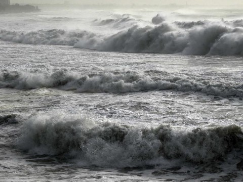 El COE emite restricci&oacute;n para peque&ntilde;as embarcaciones en la costa Atl&aacute;ntica por oleaje anormal