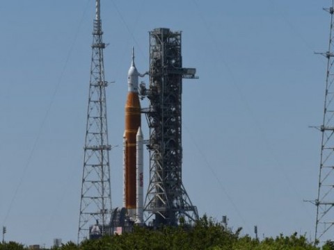 Cohete lunar que testea la Nasa falla y vuelve al hangar