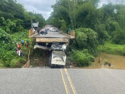 Colapsa puente en Monte Plata mientras un cami&oacute;n transitaba sobre la estructura