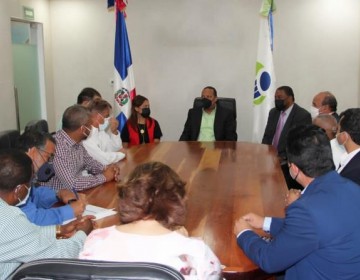 Comerciantes se comprometen a asumir el aumento de precios