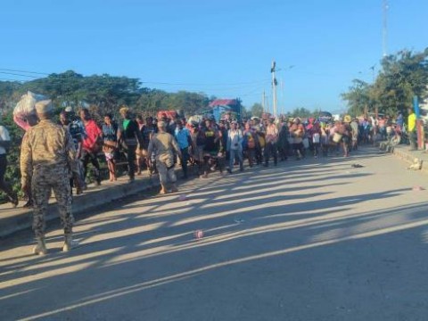Haitianos asisten este viernes al mercado fronterizo en Dajab&oacute;n