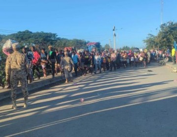 Haitianos asisten este viernes al mercado fronterizo en Dajab&oacute;n