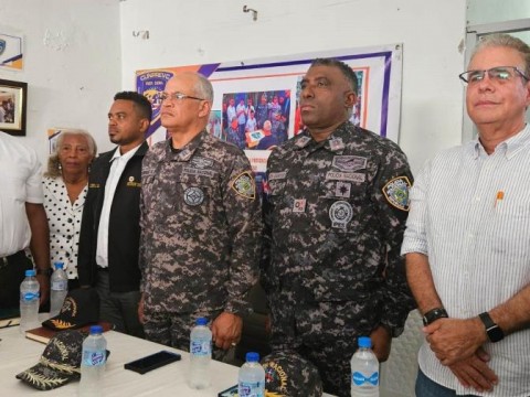 Comunitarios y Polic&iacute;a acuerdan trabajar juntos en el barrio 27 de Febrero