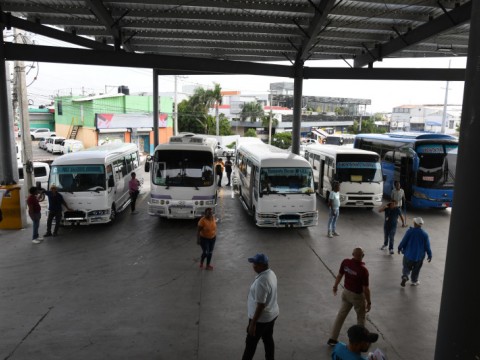 Conatra amenaza con alza de pasaje si siguen subiendo los combustibles