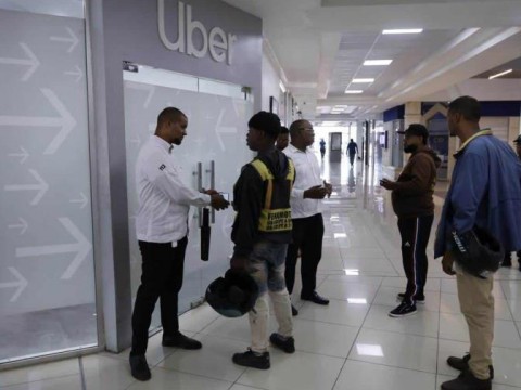 Socio conductores de Uber esperan respuesta de ejecutivos tras entrega de reclamos