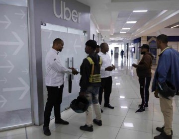Socio conductores de Uber esperan respuesta de ejecutivos tras entrega de reclamos