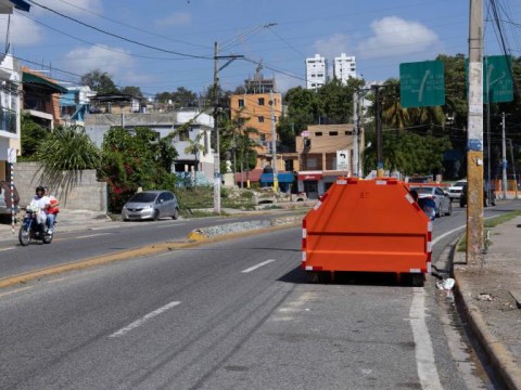 Contenedores de basura en Santo Domingo Este: &iquest;soluci&oacute;n o riesgo para el tr&aacute;nsito?