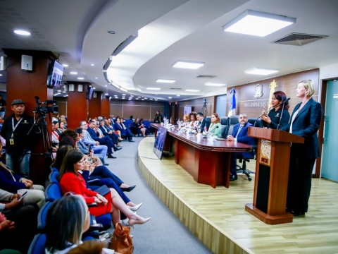 Exvicepresidenta de Costa Rica aboga por una democracia paritaria; felicita en RD se haya puesto en debate el tema