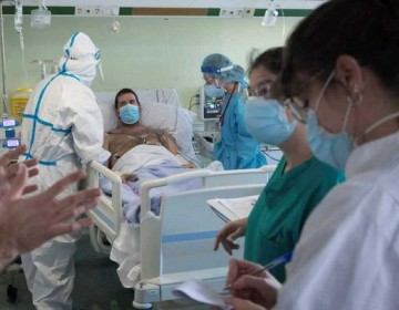 La OMS confirm&oacute; que por el momento no hay ninguna muerte vinculada a la variante &Oacute;micron