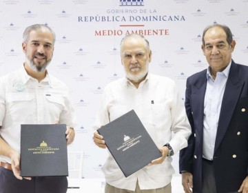 Medio Ambiente firma con organizaciones y empresas tur&iacute;sticas de Miches