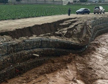 Crecida del r&iacute;o Tireo deja a familias aisladas y da&ntilde;os agr&iacute;colas