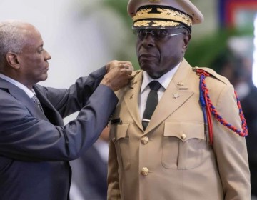 Juramentan nuevo jefe de las Fuerzas Armadas en Hait&iacute; mientras militares se organizan