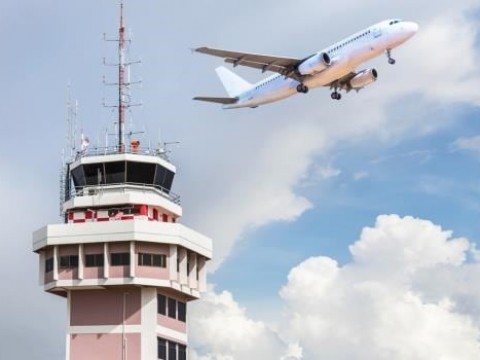 Se normalizan las filas en aeropuertos de EE. UU. tras pago a agentes de la TSA, mientras persiste el cierre del gobierno