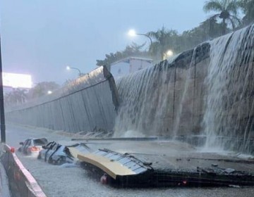 Varias personas atrapadas en veh&iacute;culos luego de colapso de pared en desnivel avenida 27 de Febrero